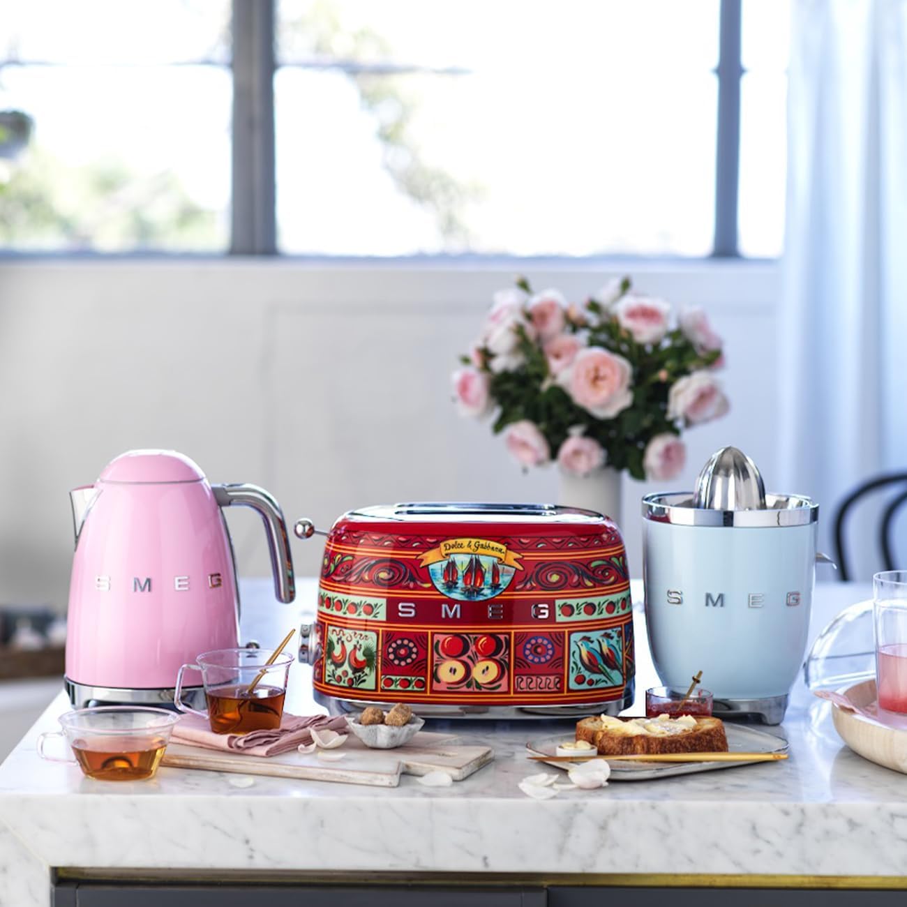 SMEG 50's Retro Style Electric Water Kettle with Automatic Shutoff, Removable Base, and Water Indicator, KLF03PKUS, Pink