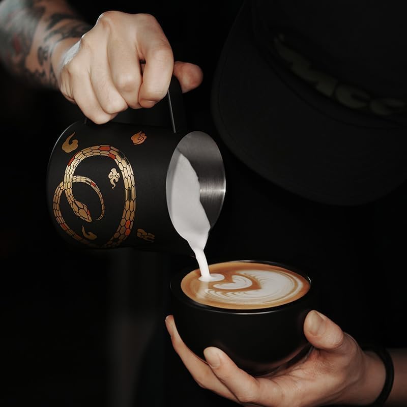 MHW-3BOMBER Milk Frothing Pitcher 450ml/15.2oz Milk Frother Cup Espresso Steaming Pitcher Stainless Steel Milk Frother Cup Barista Latte Art Black Gold - P6016S