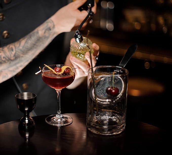 Cocktail Mixing Glass with Seamless and Handblown Construction - Image 5